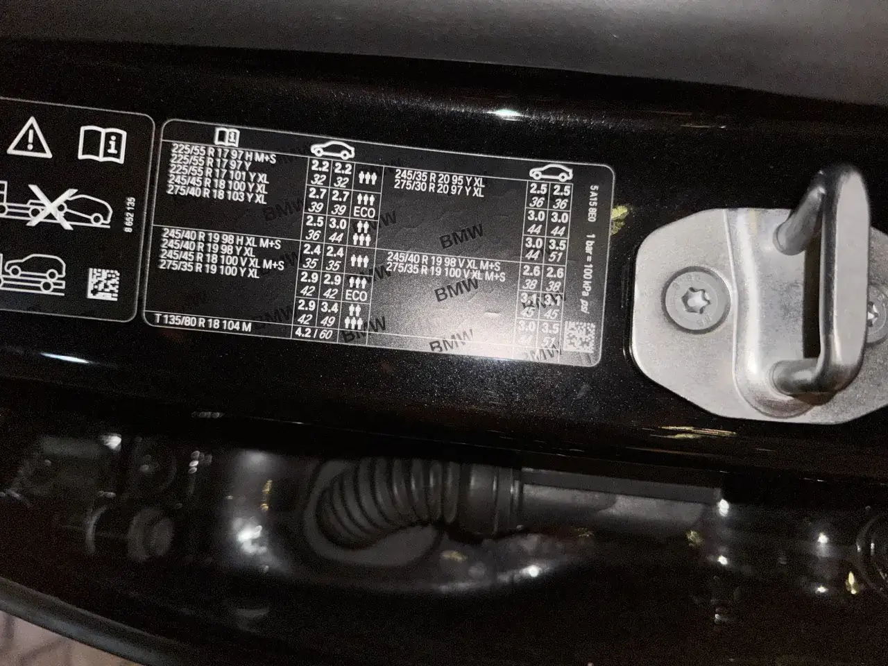 Naklejka z informacjami o ciśnieniu w oponach dla BMW X3 xDrive. Znajdziesz tu rozmiary opon i zalecane ciśnienie.