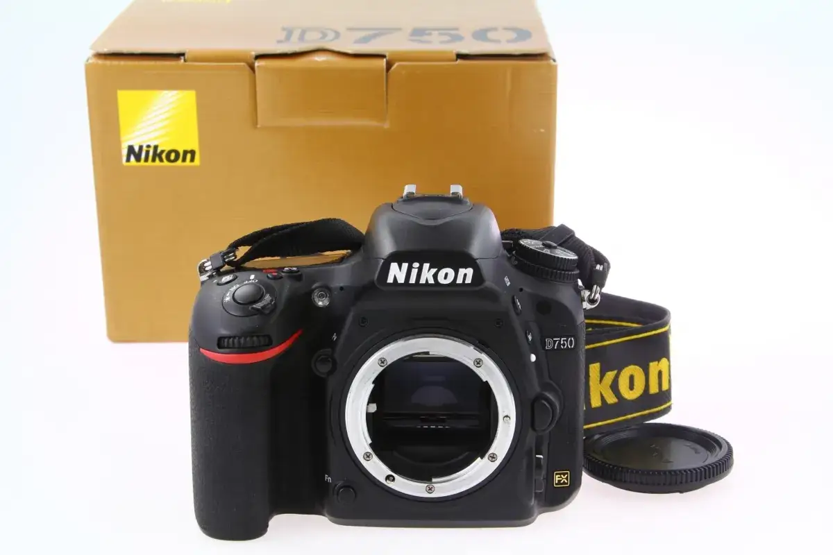 Nikon D750 w pudełku, gotowy do test&oacute;w. Aparat z paskiem i dekielkiem obiektywu.