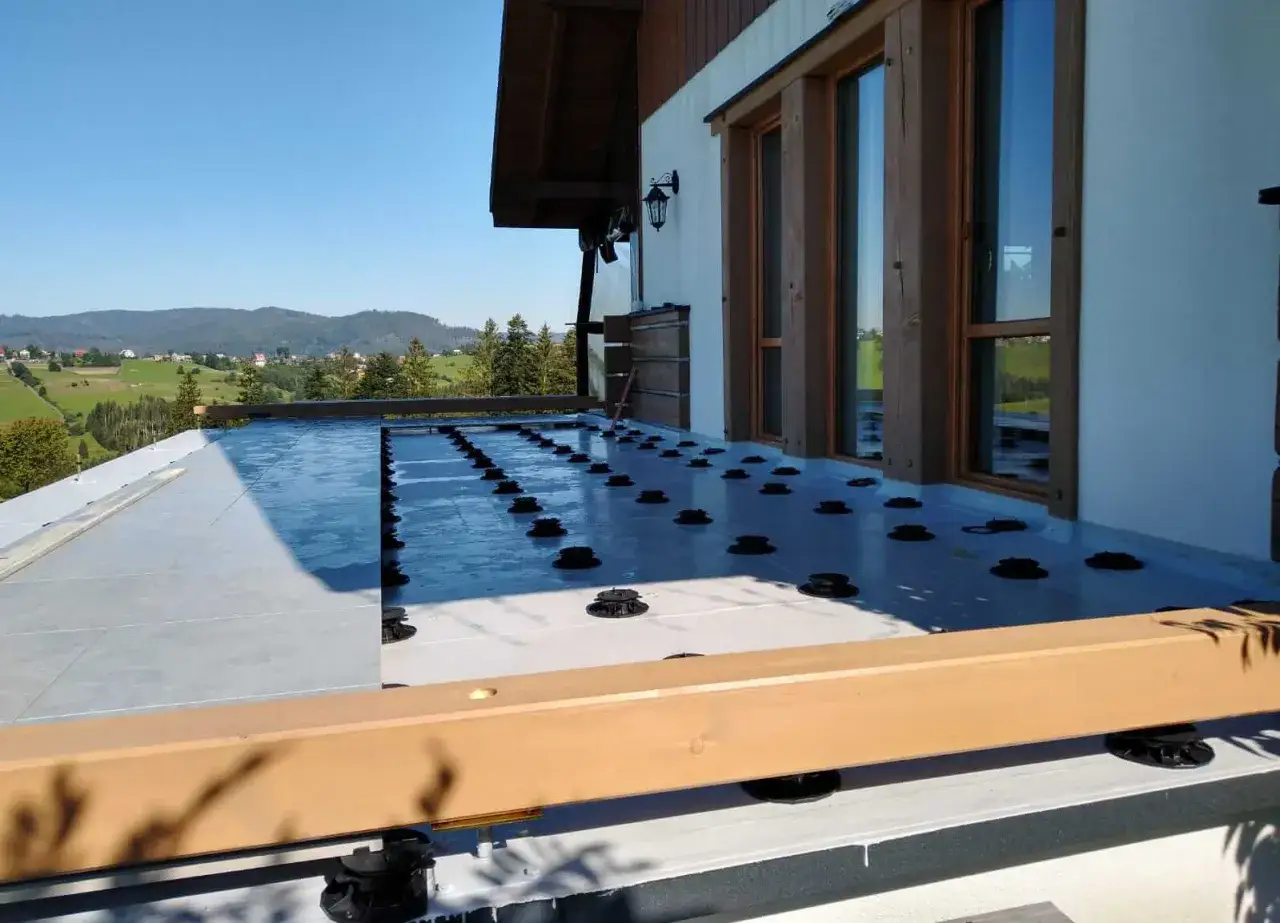 Taras wentylowany z płyt wielkoformatowych