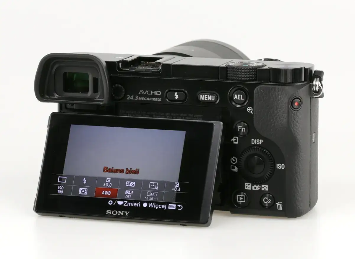 Sony a6000 test: aparat z uchylnym ekranem, menu balansu bieli i przyciskami sterującymi.