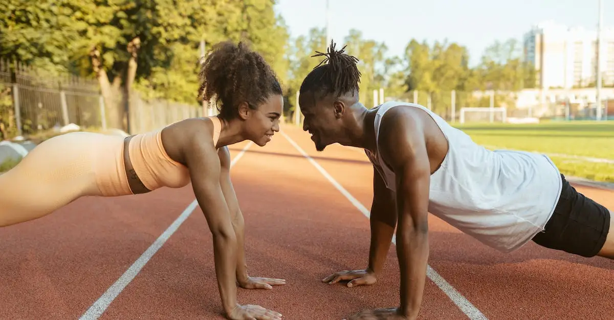 Jak zbudować mięśnie w domu? Nasz plan treningowy