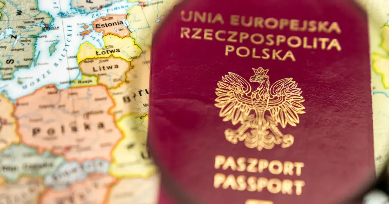 Polski paszport na tle mapy Europy. Czy do Danii potrzebny jest paszport? W Unii Europejskiej podróżowanie jest łatwiejsze.