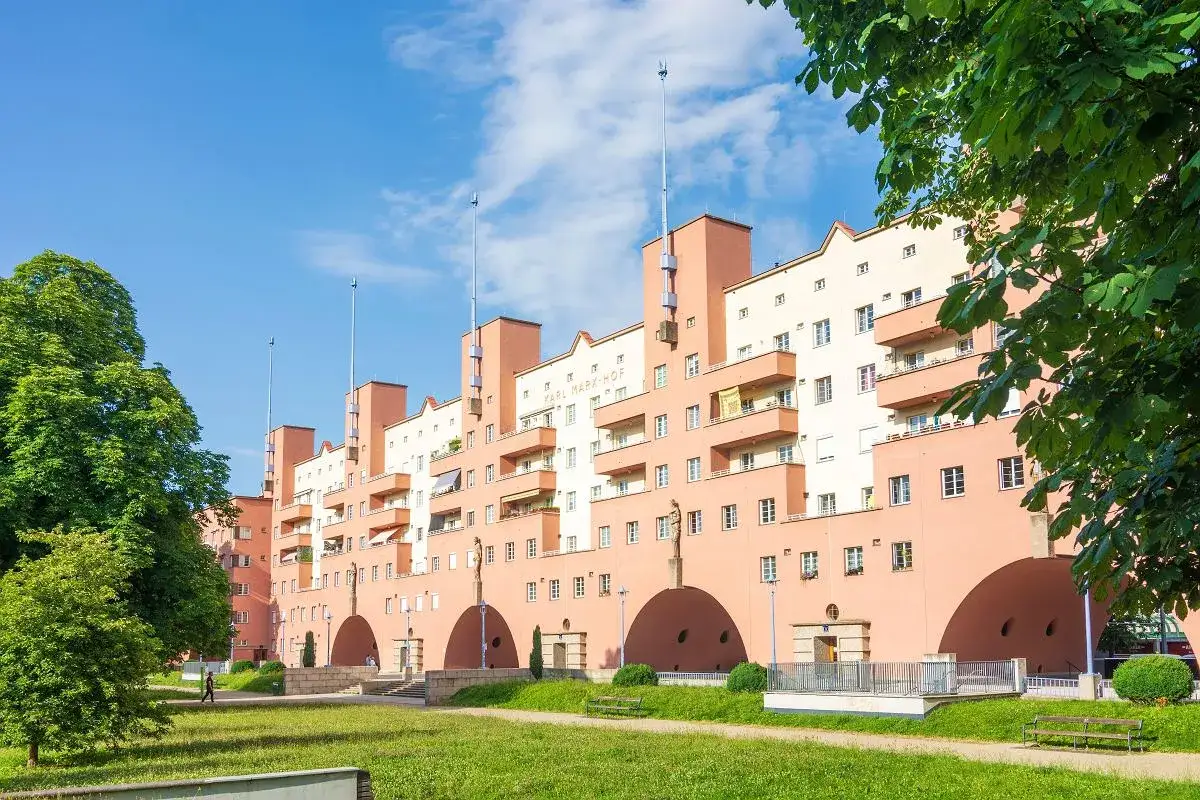 Karl-Marx-Hof, symbol socjalistycznego budownictwa mieszkaniowego, przypomina, że mieszkanie prawem, nie towarem.