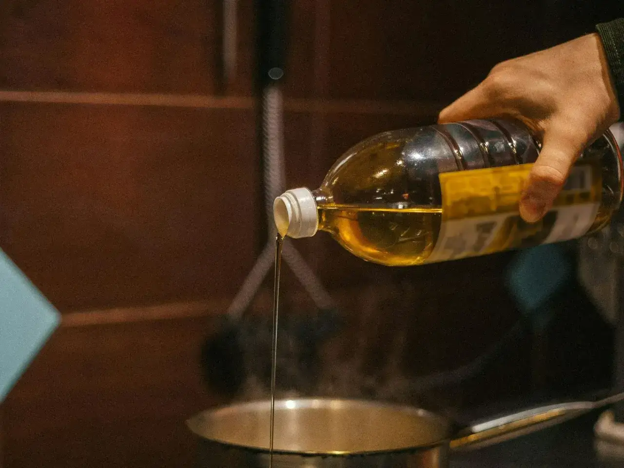 Szklana butelka po oleju dylemat segregacji