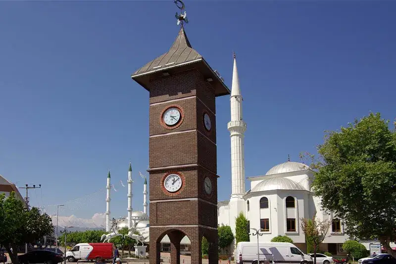 Konakli wieża zegarowa i meczet