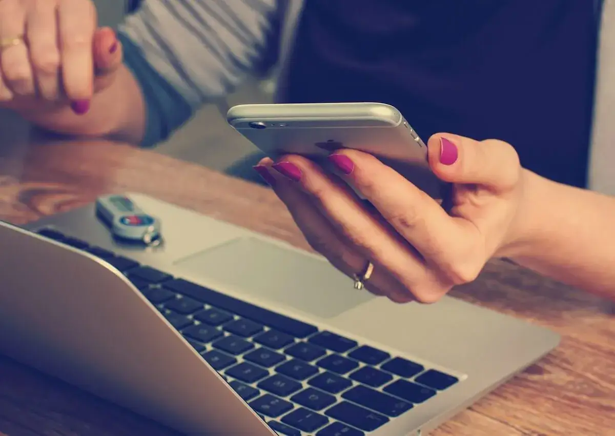 dowody nielegalne zatrudnienie dokumenty sms email