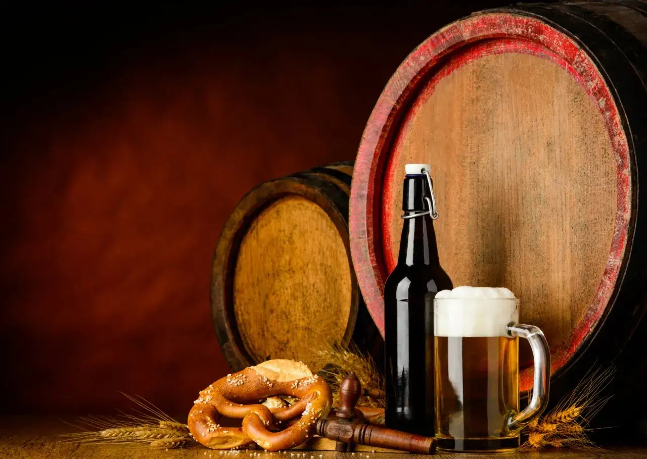 Drewniane beczki, butelka piwa, kufel z pianką, precel i kłosy. Zastanawiasz się, ile może stać otwarte piwo?