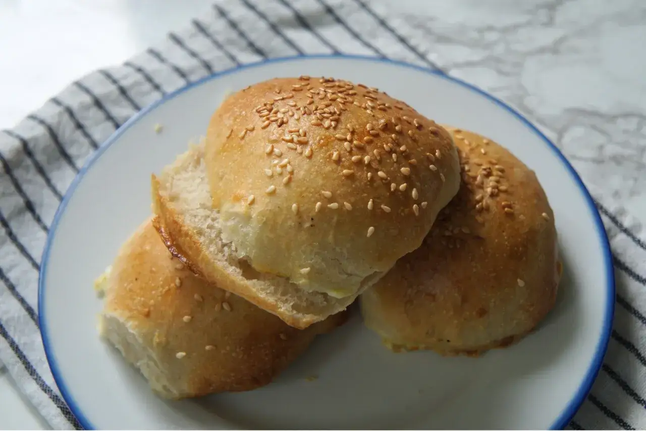 Bułki do hamburger&oacute;w posypane sezamem, idealne na pyszne kanapki. Co zrobić z bułki do hamburger&oacute;w? Pytanie, na kt&oacute;re odpowiedź jest prosta: stw&oacute;rz coś pysznego!