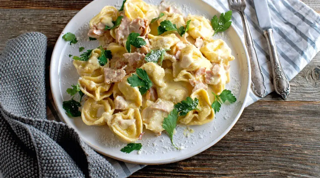 tortellini z szynką w sosie śmietanowym z parmezanem