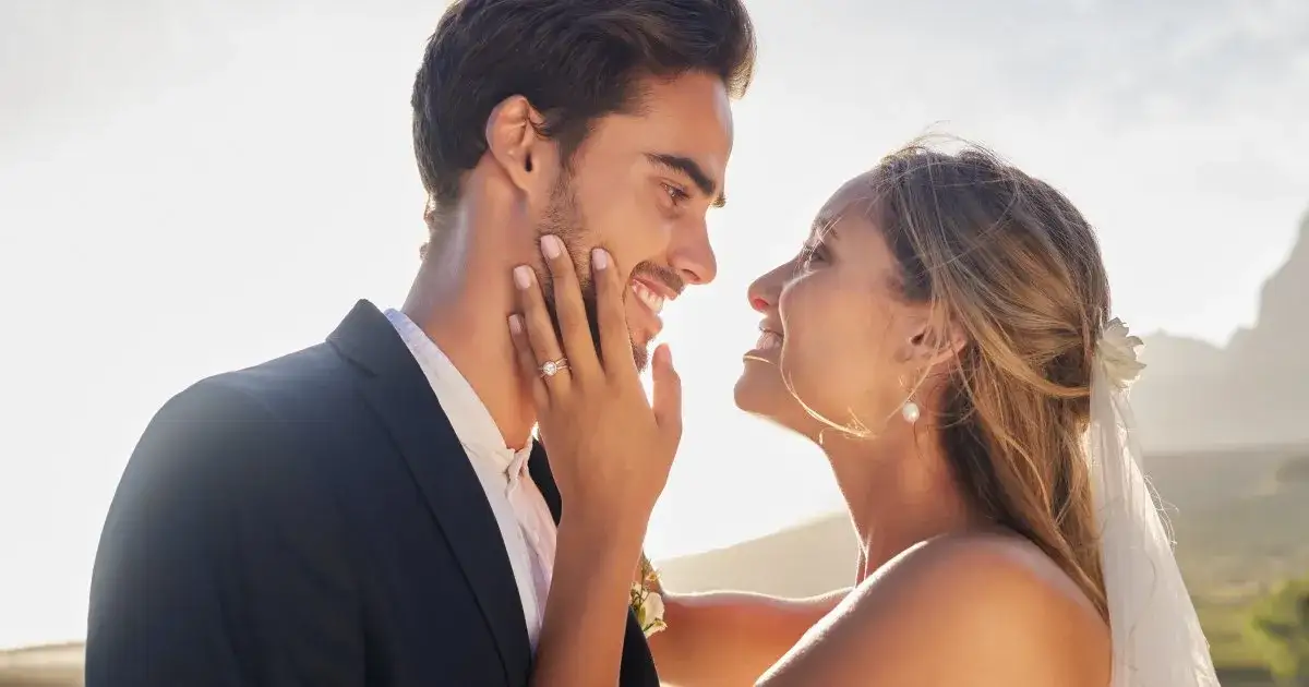 Zdjęcie Kto pierwszy składa życzenia młodej parze? Etykieta i tradycje