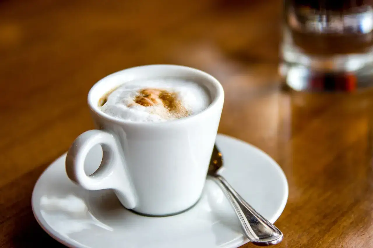 Espresso Macchiato w filiżance, z widoczną plamką mleka