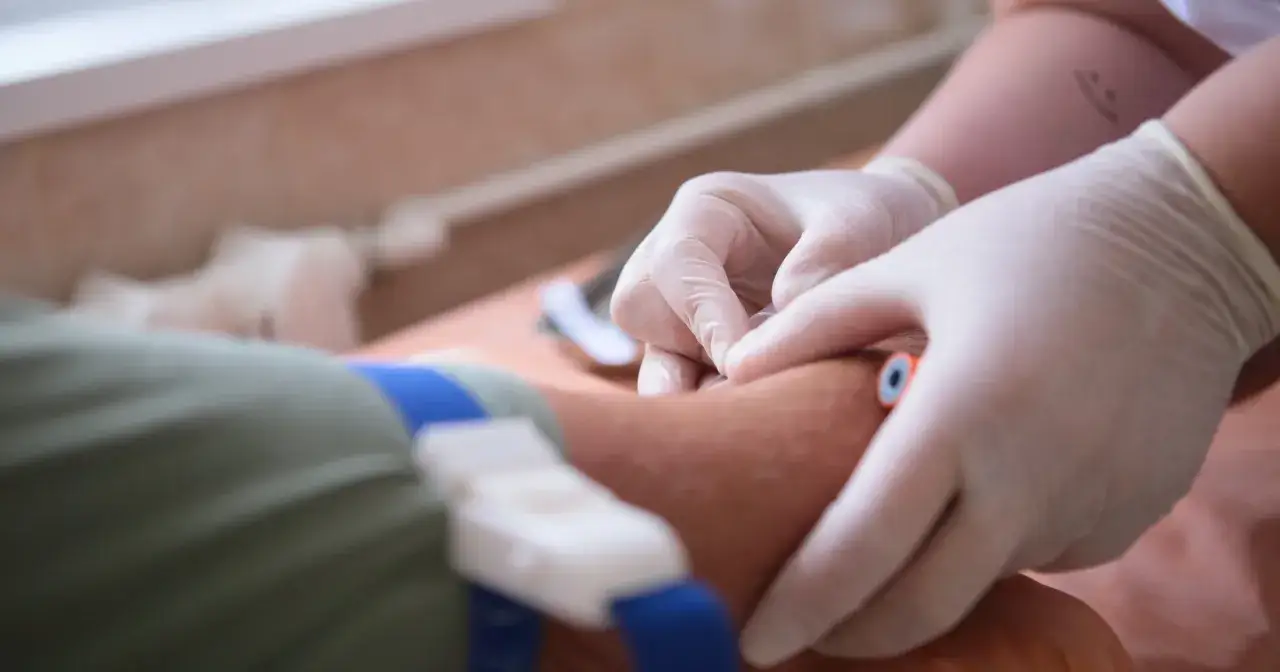 Pielęgniarka zakłada wenflon, by pobrać krew do badań. Dowiadujemy się, crp co to jest i jakie są jego normy.