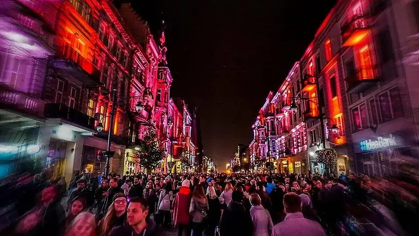 Ulica Piotrkowska w Łodzi wieczorem