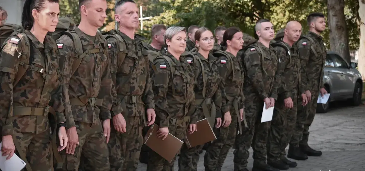 Grupa żołnierzy w mundurach, gotowa do służby. Dowiedz się, jak wstąpić do wojska i dołączyć do nich.