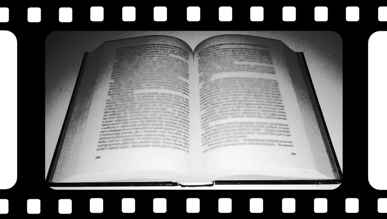 Otwarta książka, symbolizująca przyczyny długiego oczekiwania na odpowiedź z redakcji literackiej.