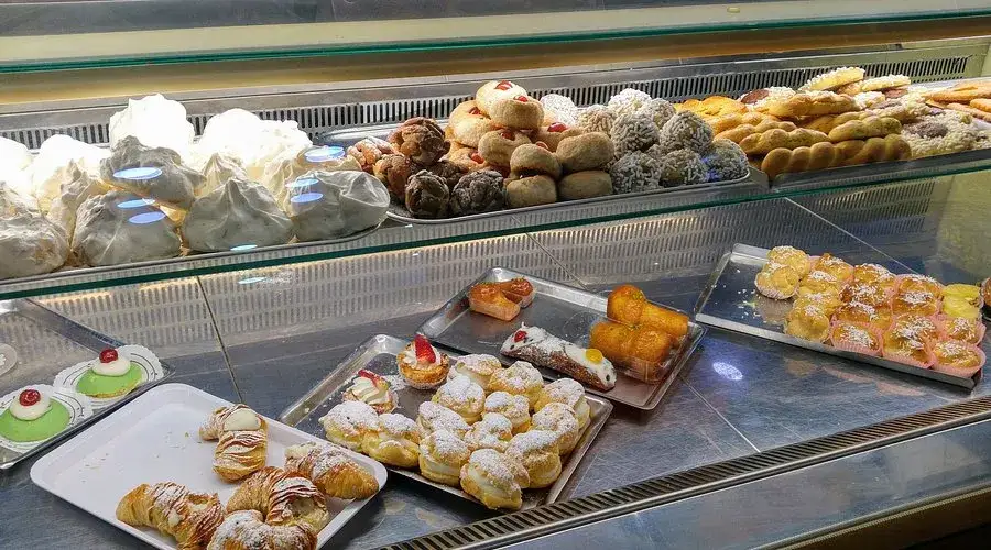 Vetrina pasticceria siciliana assortimento dolci