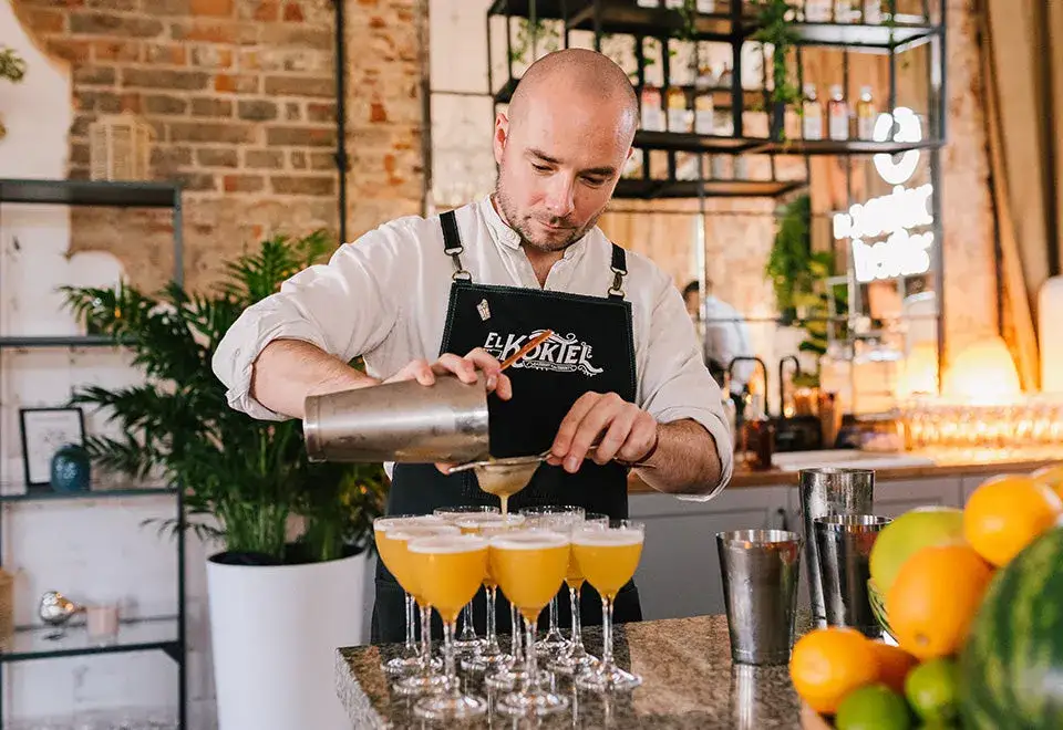 barman przygotowujący koktajl z owocami