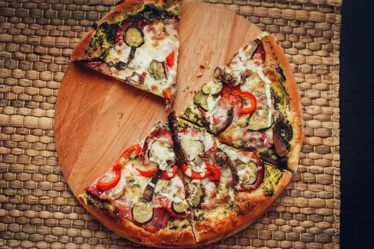 Pizza z zielonym pesto, mozzarellą, cukinią, papryką i salami. Zobacz, jakie składniki na pizzę wybrać, by stworzyć podobne arcydzieło!