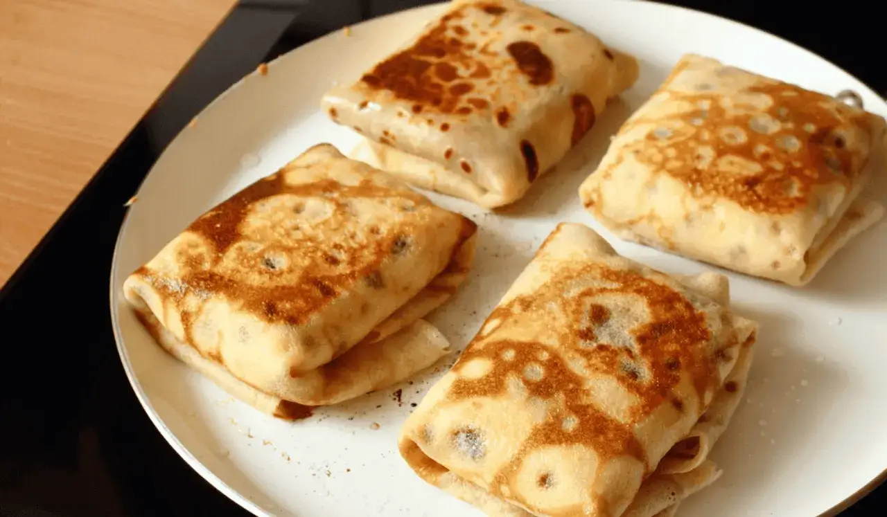 Cztery naleśniki z serem, idealne na obiad z twarogiem. Złociste i apetyczne, gotowe do podania.