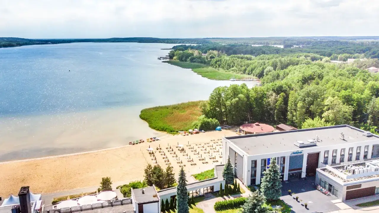 Hotel nad jeziorem Wielkopolska z piaszczystą plażą, leżakami i łódkami. Otoczony zielenią lasów, zaprasza na wypoczynek.