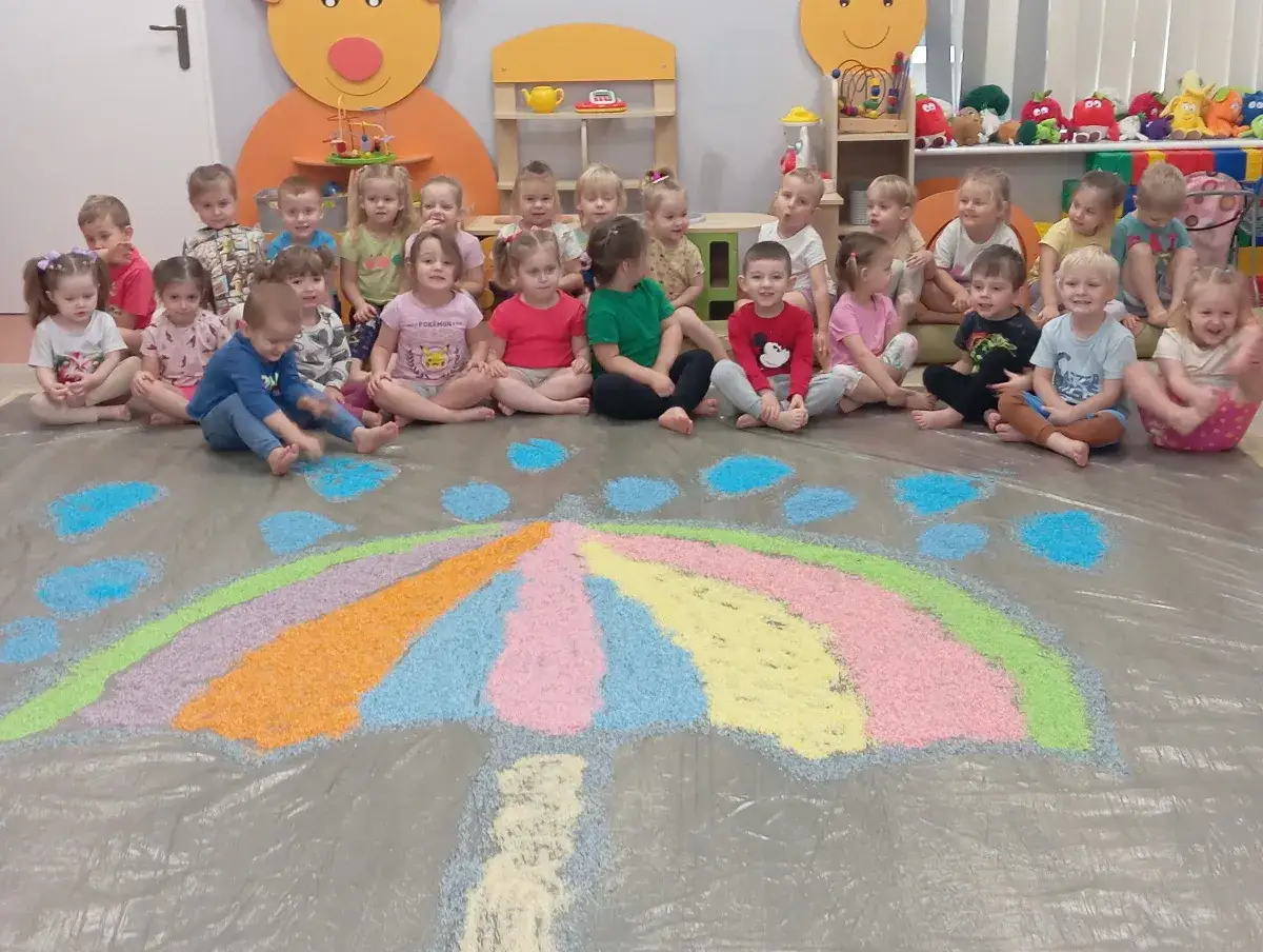 Dziecko tworzące z recyklingu, uśmiechnięte