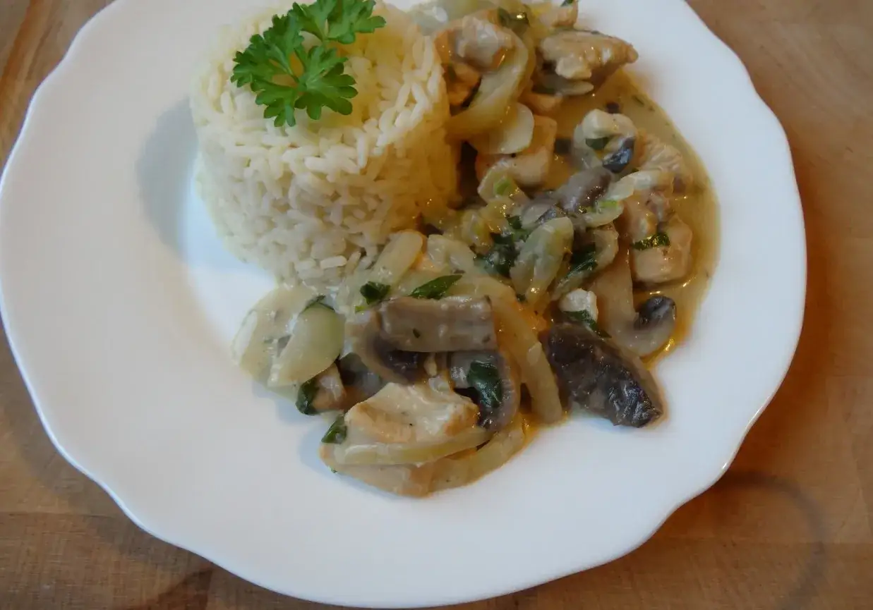 indyk w sosie pieczarkowym z ryżem