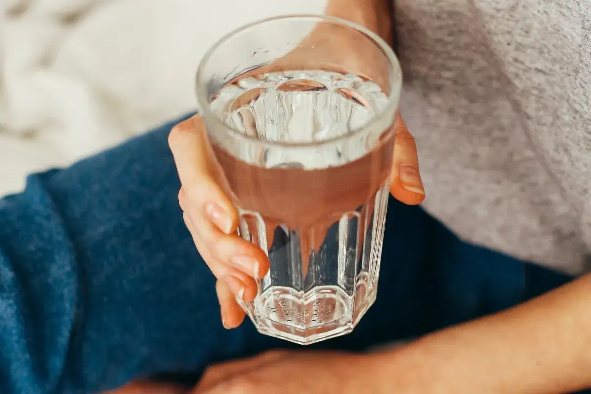 Szklanka wody, kt&oacute;ra może pom&oacute;c na kaca.