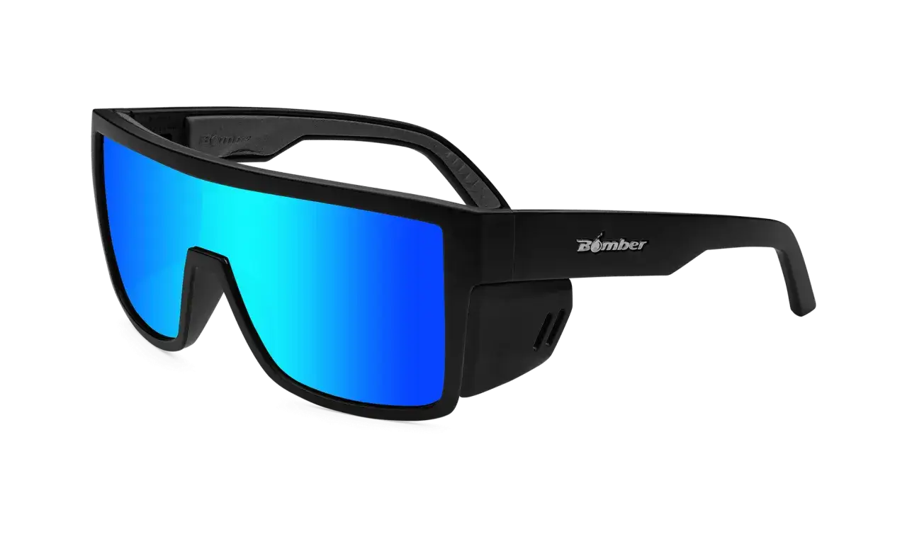 Czarne okulary przeciwsłoneczne Bomber z niebieskimi lustrzanymi soczewkami. Idealne, by dowiedzieć się, jak wybrać okulary przeciwsłoneczne.