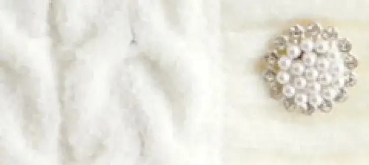 złota biżuteria i biały sweter close up