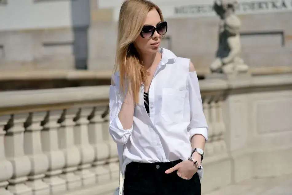 stylizacja z czarną koronkową braletką pod białą koszulą