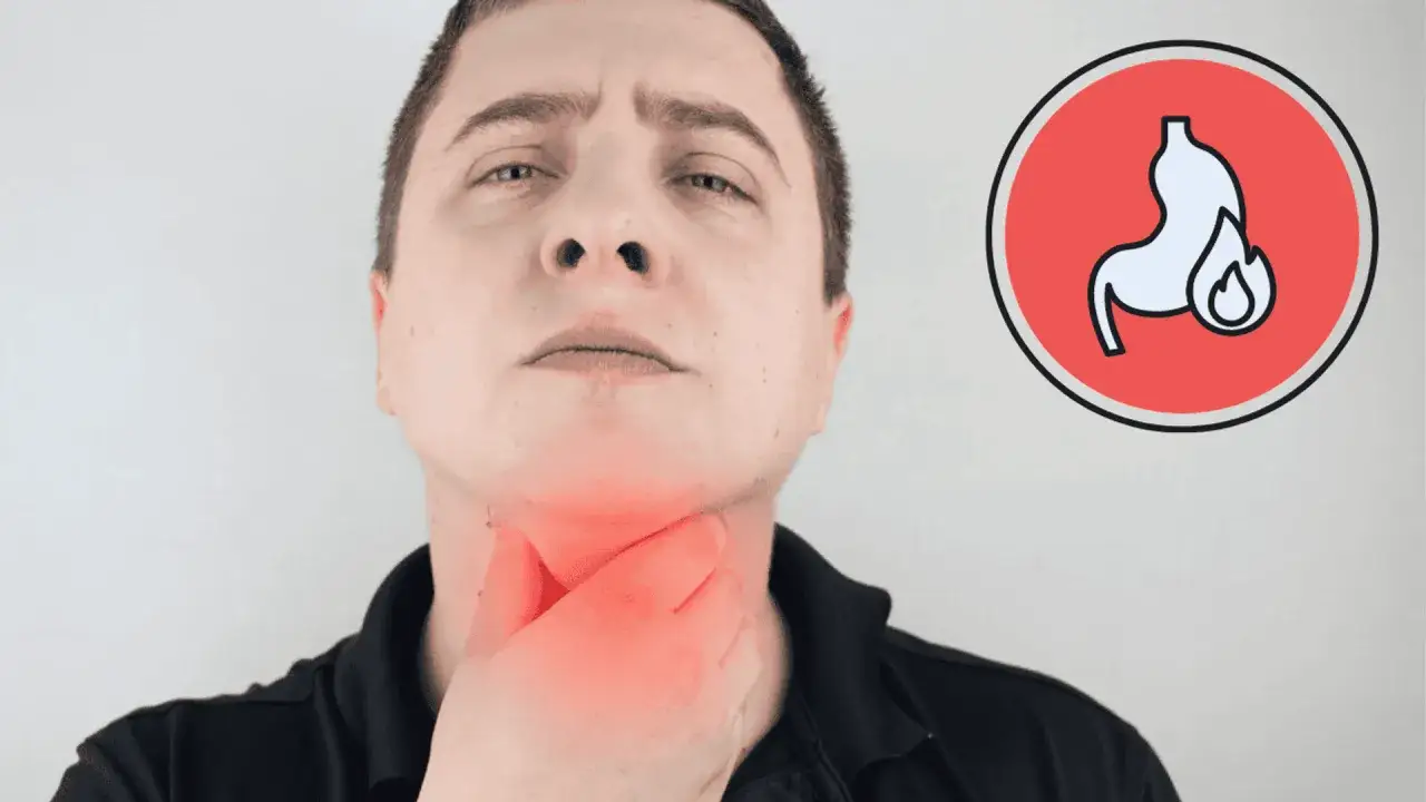 Mężczyzna trzyma się za gardło, odczuwając pieczenie. Obok symbol żołądka z ogniem, sugerujący kaszel refluksowy.