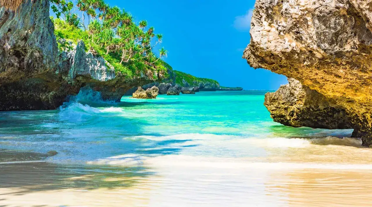 Rajska plaża na Zanzibarze, idealna na wycieczki fakultatywne. Turkusowa woda, biały piasek i skaliste wybrzeże.