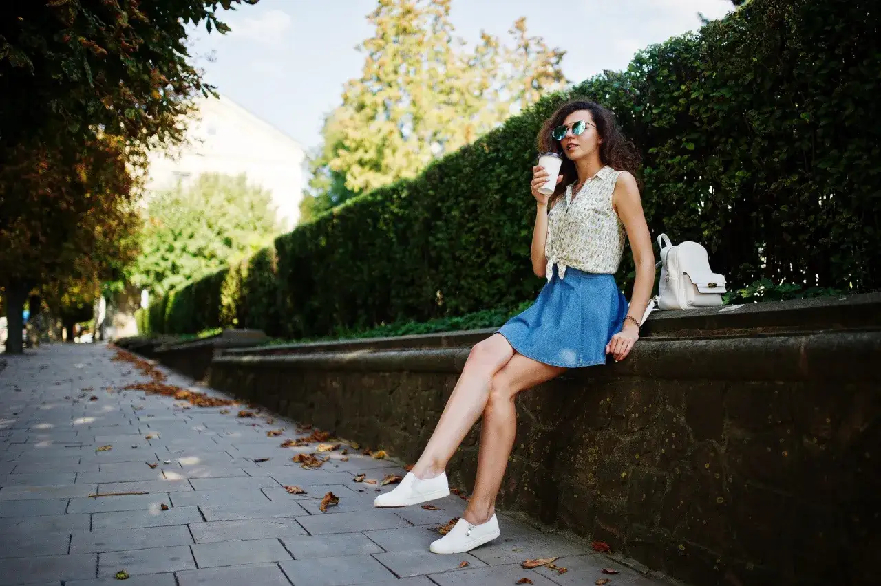 spódnica jeansowa midi stylizacje buty