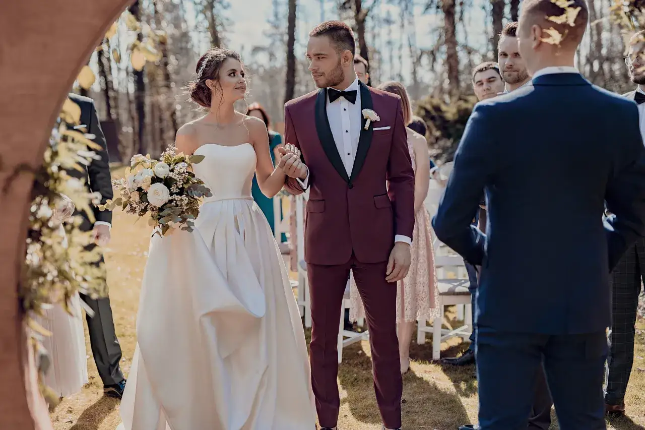 Para młoda podczas ceremonii. Zastanawiasz się, ile kosztuje wesele na 120 osób?
