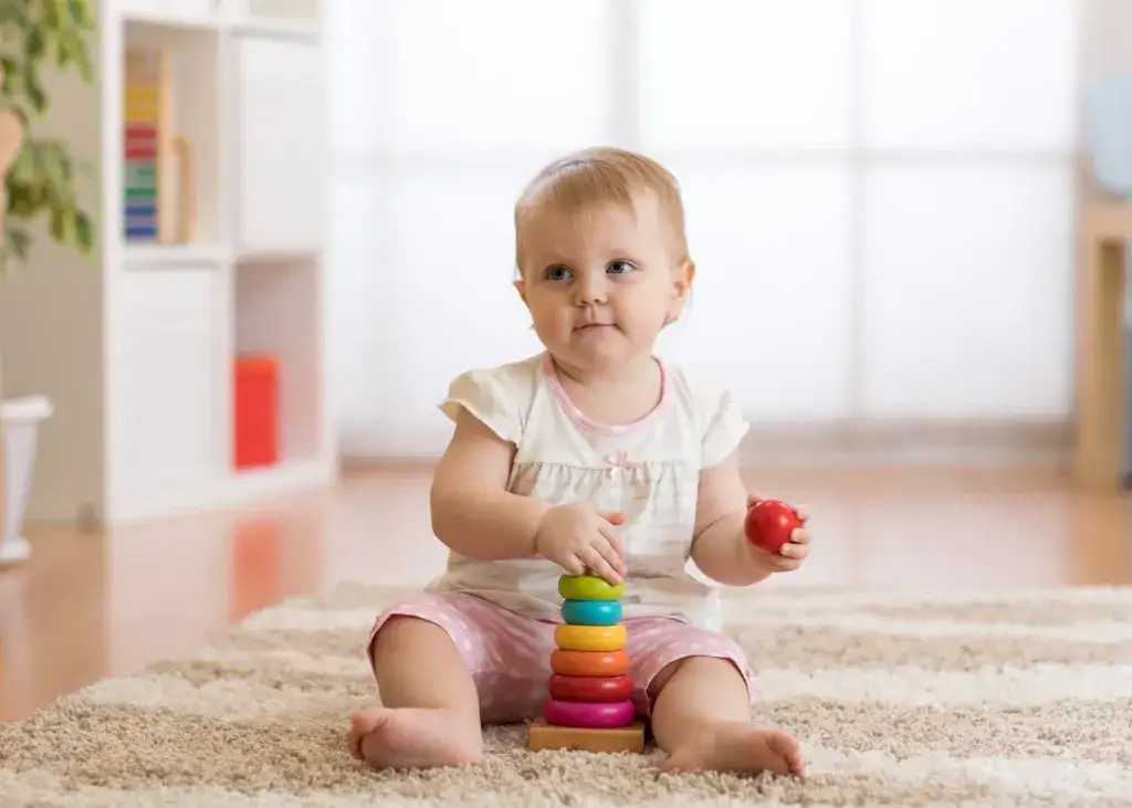 15-miesięczne dziecko bawi się klockami lub sorterem