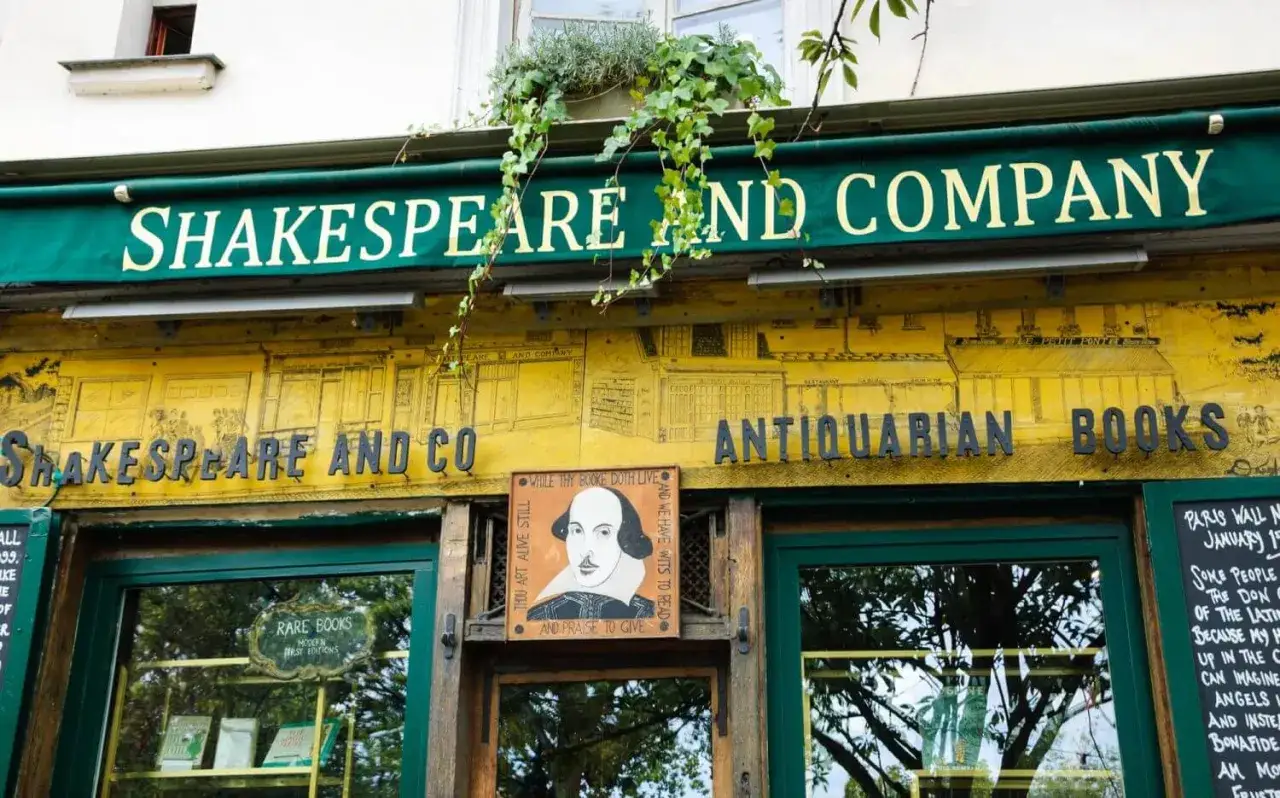Słynna księgarnia Shakespeare and Company w Paryżu, pełna antykwarycznych książek i pamiątek z Paryża.