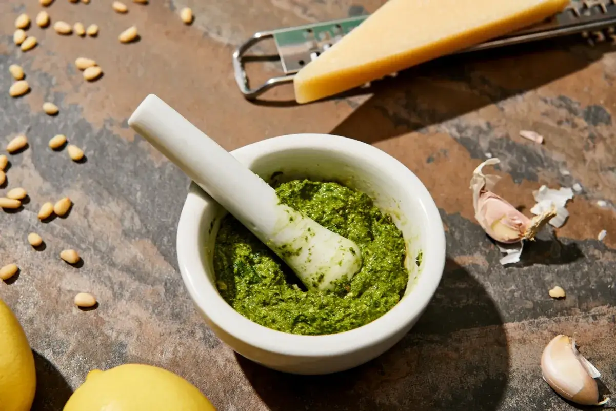 Świeże pesto, z czego jest? Bazylia, orzeszki piniowe, czosnek, parmezan i cytryna.