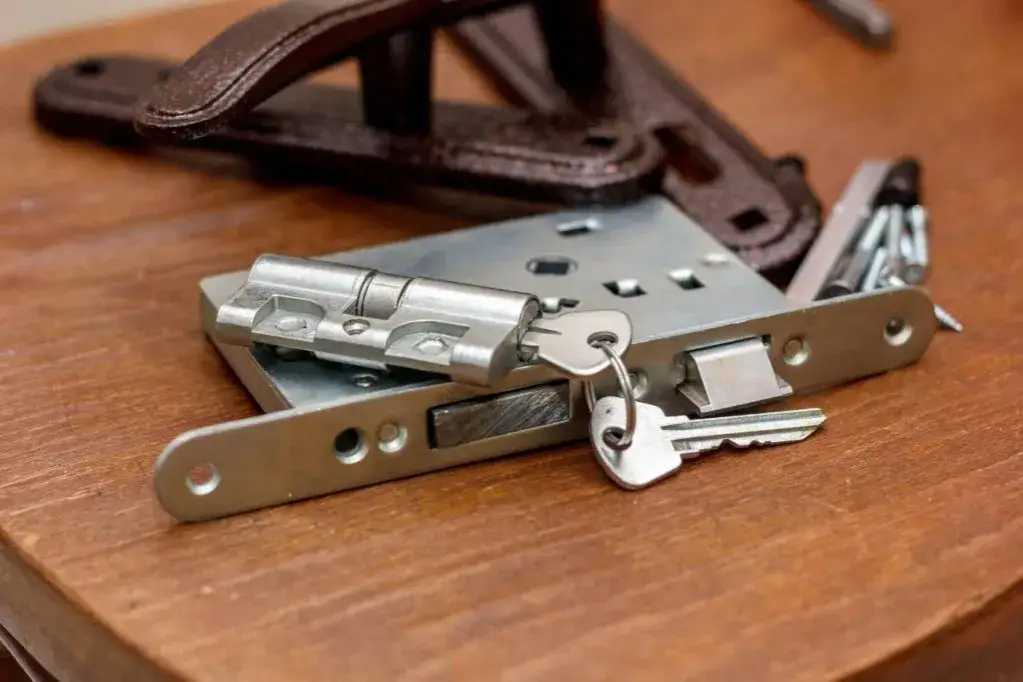 Narzędzia do rozwiercania zamka w drzwiach