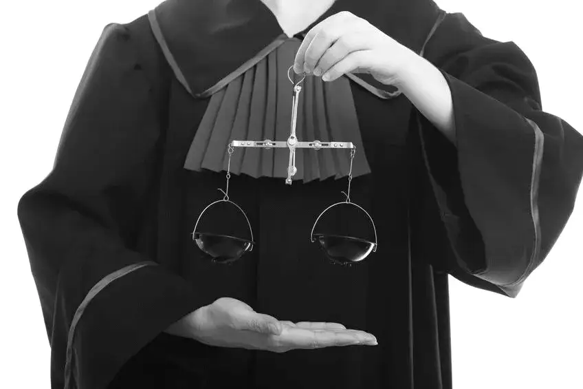 r&oacute;żne symbole zawod&oacute;w prawniczych, waga sprawiedliwości, togi prawnicze