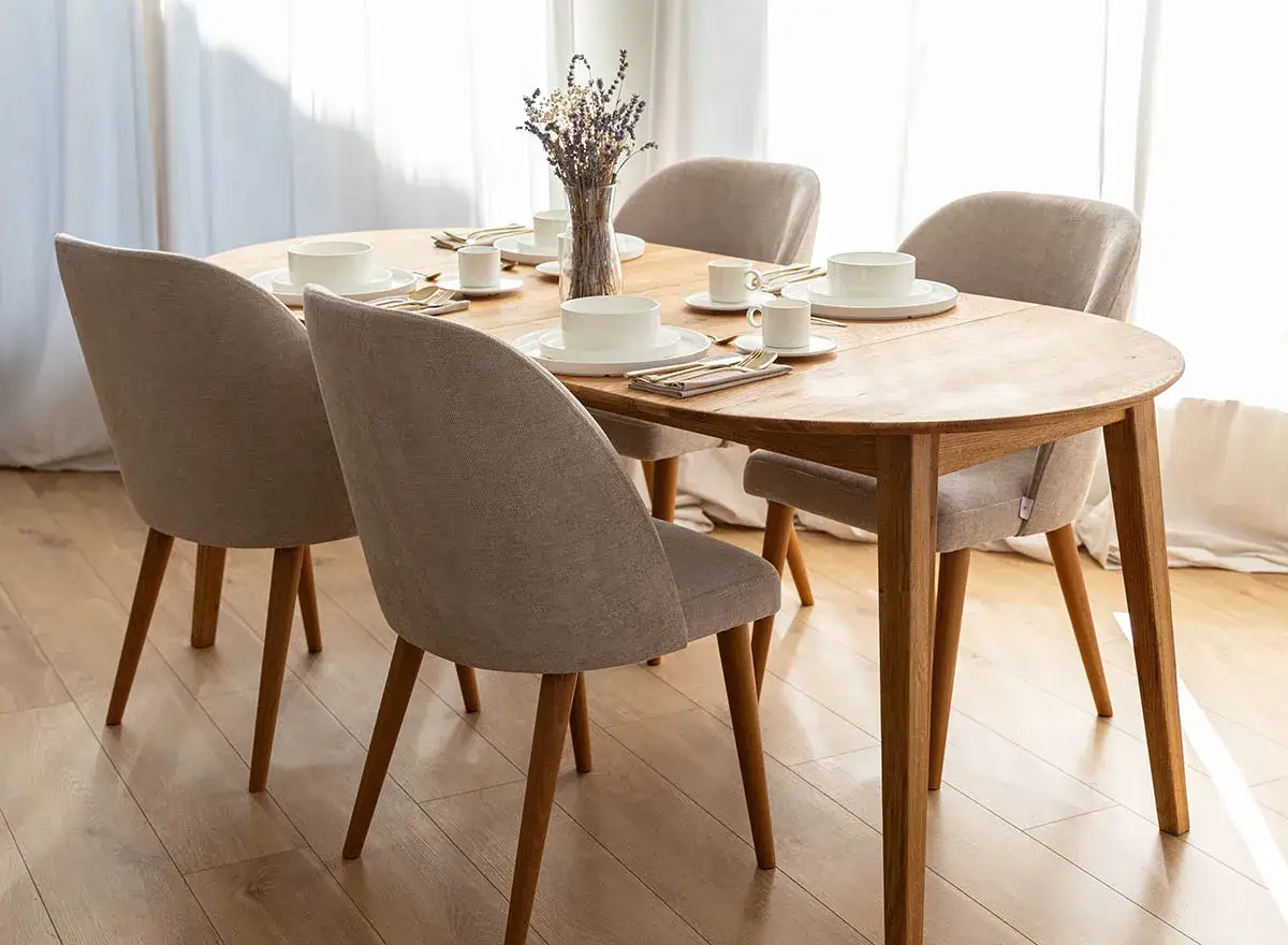 Zdjęcie Jaki stół do małego salonu wybrać, aby nie stracić cennej przestrzeni?