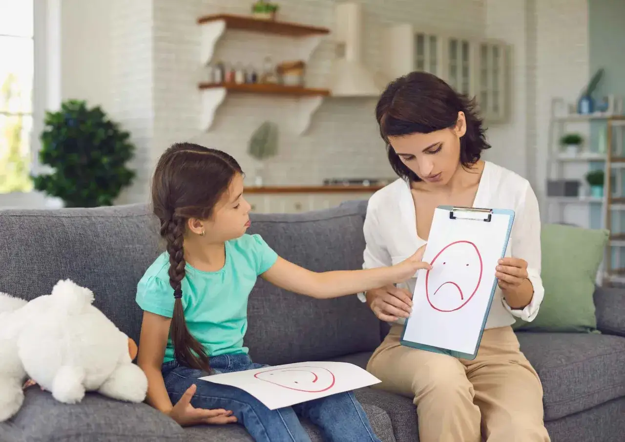 Rodzic rozmawiający z dzieckiem, spokojna atmosfera, przygotowanie