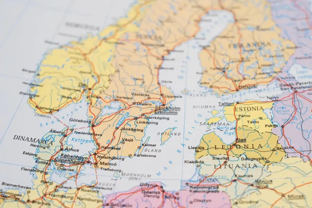 Mapa pokazuje kraje nad Bałtykiem: Szwecję, Finlandię, Estonię, Łotwę, Litwę, Polskę, Niemcy, Danię.