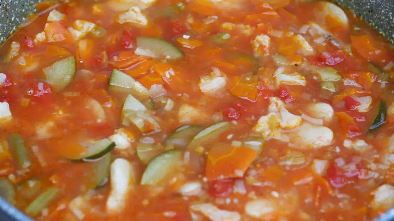 Zupa jarzynowa a minestrone. Aromatyczny bulion z kawałkami marchewki, cukinii, kalafiora i pomidorów.