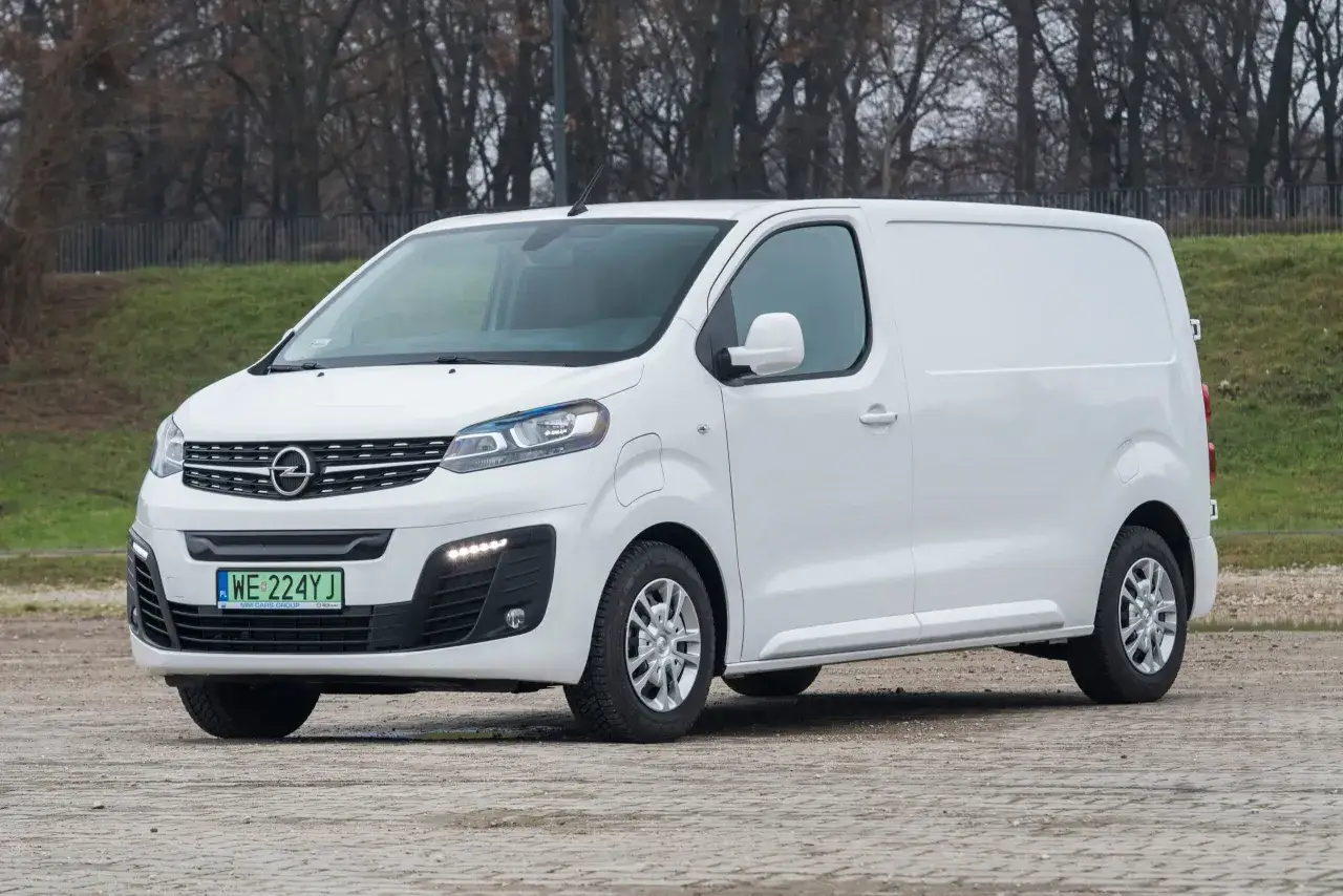 Biały Opel Vivaro, idealny do pracy, z niskim opel vivaro spalanie, stoi na parkingu.