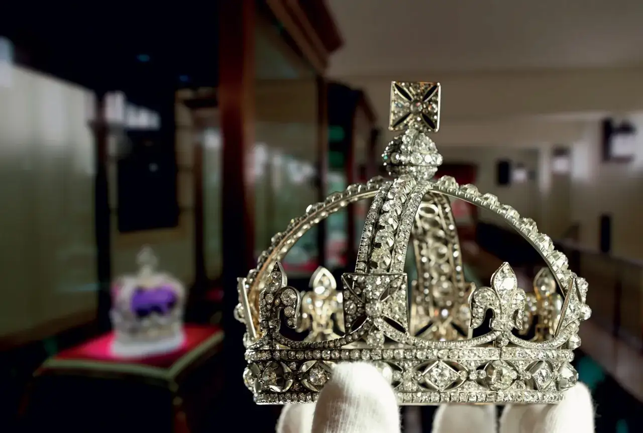 Korona ozdobiona diamentami, przypominająca tę z legendarnym diamentem Cullinan. W tle inna korona.