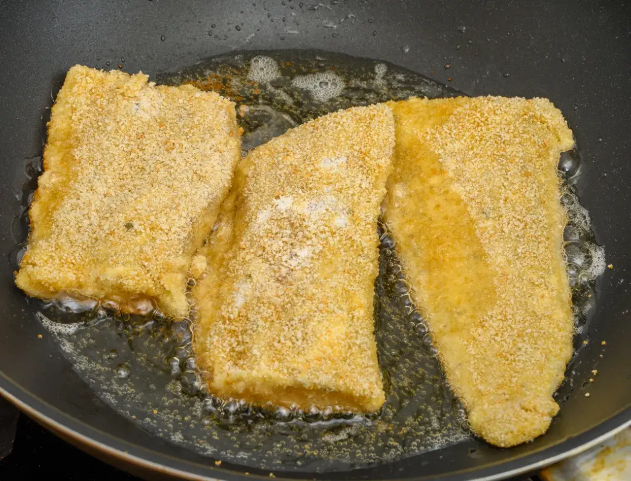 Spalona ryba na patelni