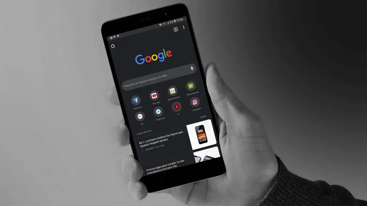 Dłoń trzyma smartfon z ciemnym motywem, na ekranie widoczna wyszukiwarka Google. Dowiedz się, jak przywrócić Google na stronę startową w telefonie.