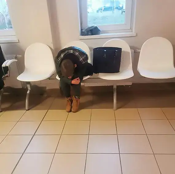 dziecko z bardzo silnym b&oacute;lem brzucha, rodzic dzwoni na pogotowie