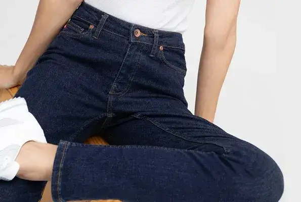 ciemne jeansy stylizacje uniwersalne