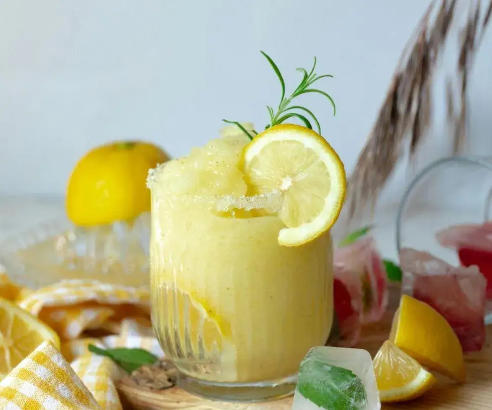 Świeże cytryny, sok z cytryny, cukier, woda składniki sorbetu